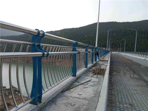 安徽不锈钢桥梁护栏的特点及其在桥梁安全中的重要作用