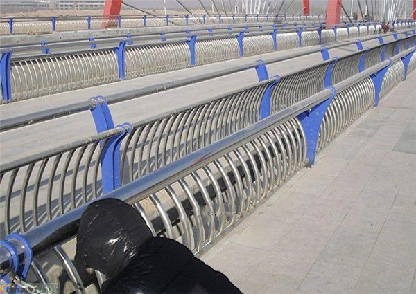 安徽不锈钢复合管护栏一种安全而耐用的防护解决方案