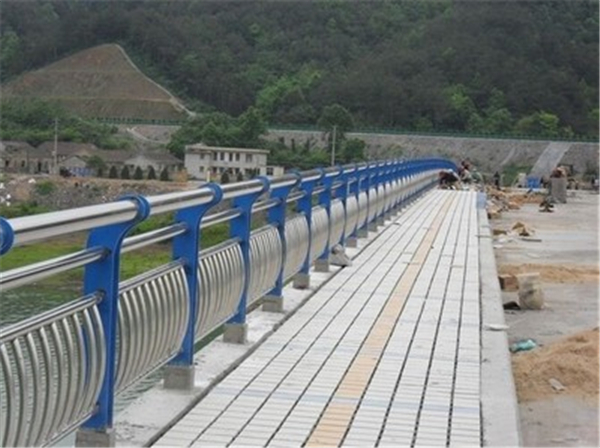 安徽不锈钢桥梁护栏的特性及其在现代建筑中的应用
